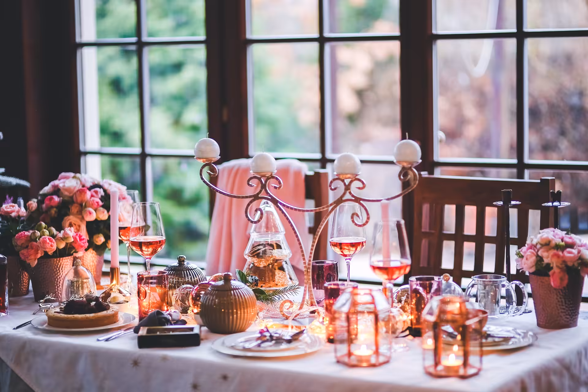 How to Organize a Dinner Party in the Smallest Space Available?